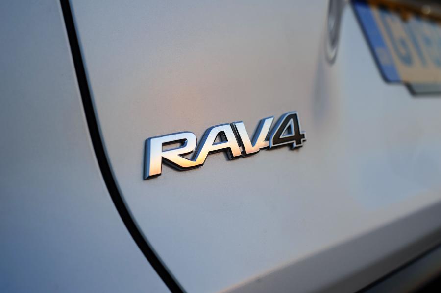 Логотип Toyota RAV4 Hybrid 2019 года  (UK) (фото 22 из 40)
